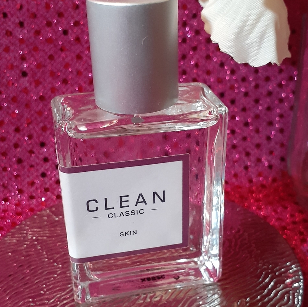 Skin perfume in clean classic